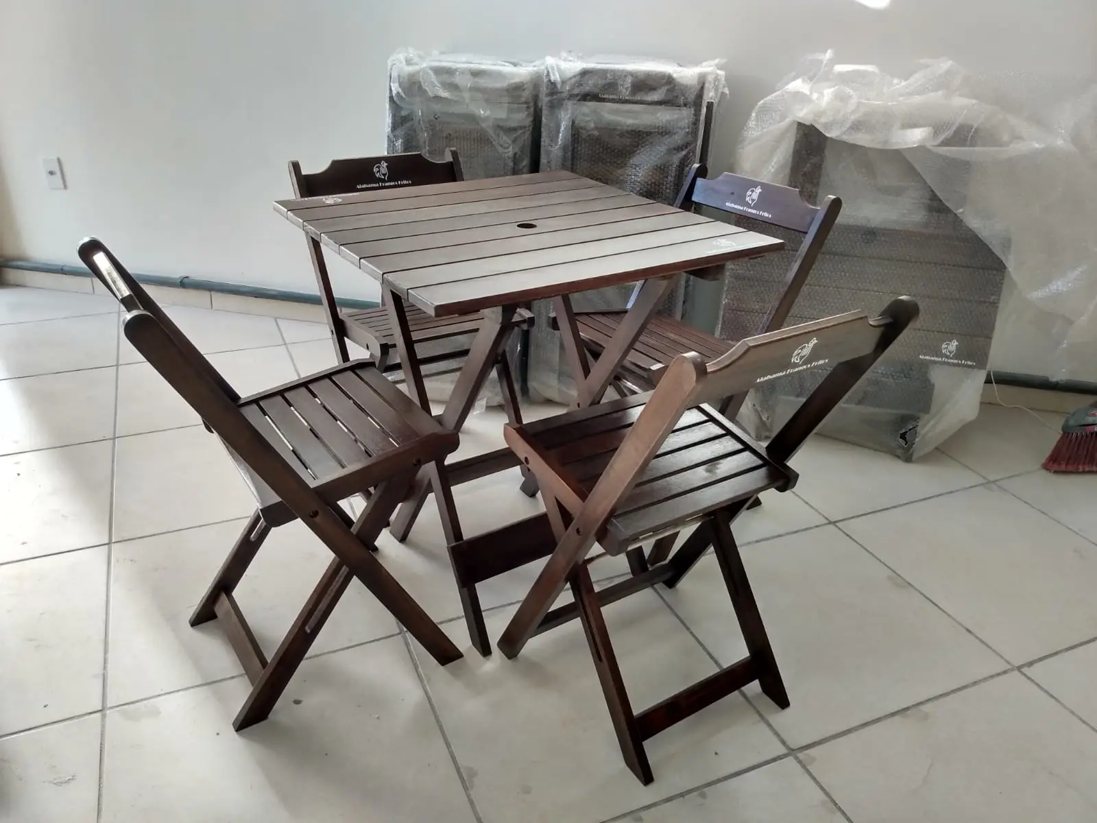 Pintura Imbuia com cadeiras tradicionais